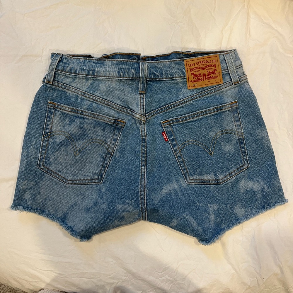 LEVI LIGHT WASH JEAN SHORTS
